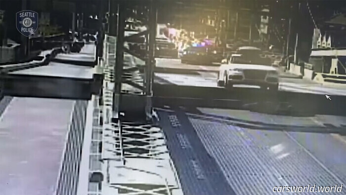 Украденный автомобиль перепрыгнул частично поднятый сиэтлский мост в ходе дикой полицейской погони | Carscoops